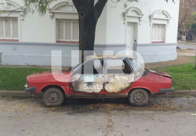 Quemacoches: incendiaron esta madrugada un Renault 12 en calle Avellaneda al 4.500