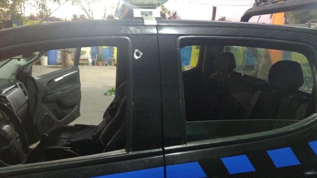 Las marcas del ataque quedaron reflejadas en el móvil policial.&nbsp;