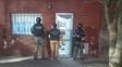 Detuvieron a un policía por narcomenudeo durante un allanamiento en zona sur