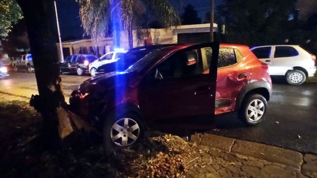 Chocaron en la esquina de la escuela Don Bosco y uno terminó contra un árbol.