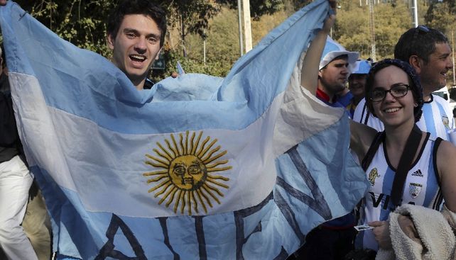 Los hinchas argentinos animan la previa del partido contra Jamaica