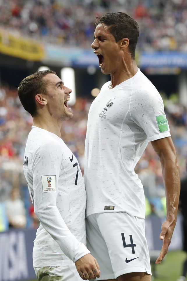 Griezmann y Varane celebran el gol del defensor que abrió la victoria. Luego