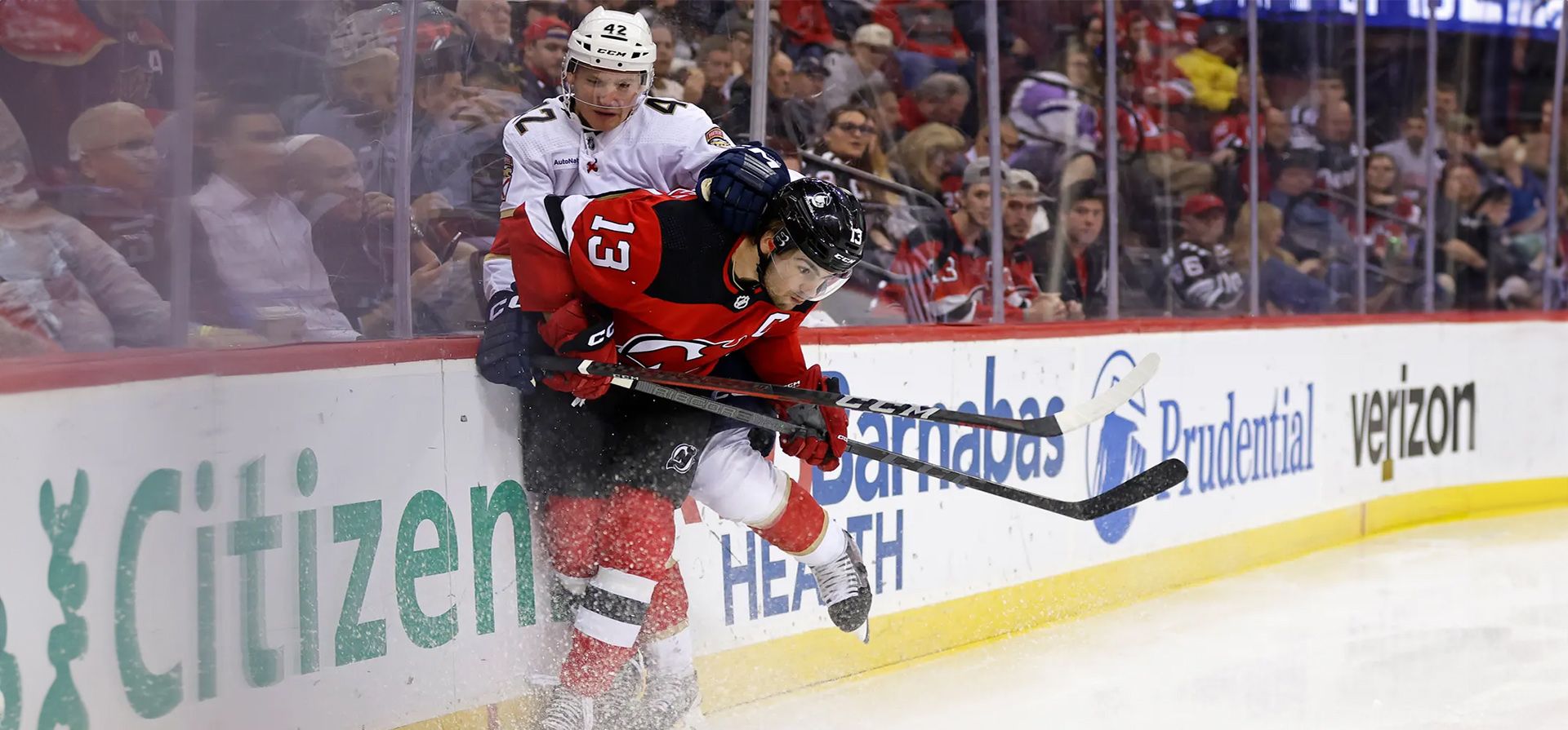 Newark, Estados Unidos. El pívot de los New Jersey Devils, Nico Hischier (13), controla al defensa de los Florida Panthers, Gustav Forsling (42), en el segundo periodo de un partido de hockey de la NHL en Nueva Jersey. Fotografía: Adam Hunger/AP Newark, Estados Unidos. El pívot de los New Jersey Devils, Nico Hischier (13), controla al defensa de los Florida Panthers, Gustav Forsling (42), en el segundo periodo de un partido de hockey de la NHL en Nueva Jersey. Fotografía: Adam Hunger/AP