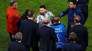 Lionel Messi cruzó fuerte a&nbsp; Van Gaal durante el encuentro de la selección nacional ante Países Bajos.