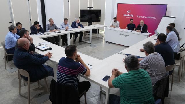 Provincia se reunió con frigoríficos pesquetos por la suspension de la exportación El río está en crisis