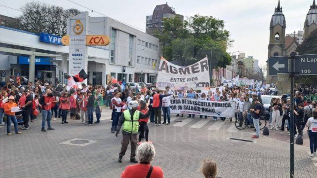 Gran movilización de docentes de toda la provincia en Paraná