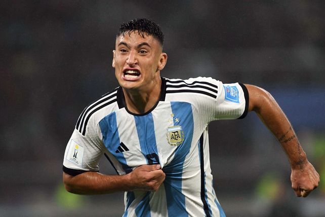 El artillero canalla Alejo Véliz marcó el gol del empate transitorio.