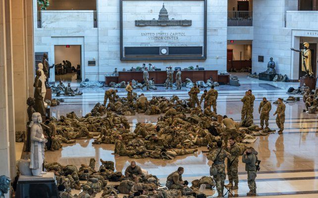 Cientos de soldados de la Guardia Nacional custodian el Centro de Visitantes del Capitolio para reforzar la seguridad.