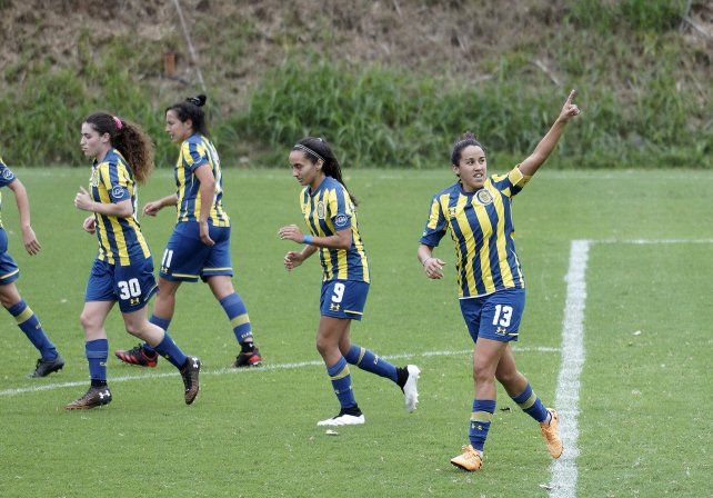 Virginia Gómez celebra el primer tanto, de penal.