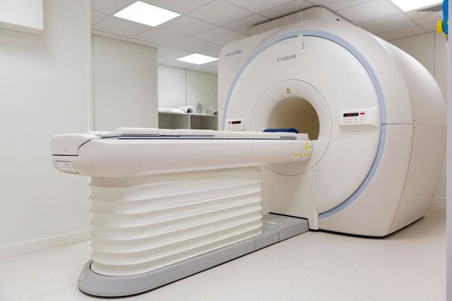 Un hombre fue succionado por una máquina de resonancia magnética: falleció un día después