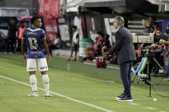Holan dialoga con Campaz en el partido en La Plata. Ahora el DT no lo tendrá para el Central que viajará a Santiago.