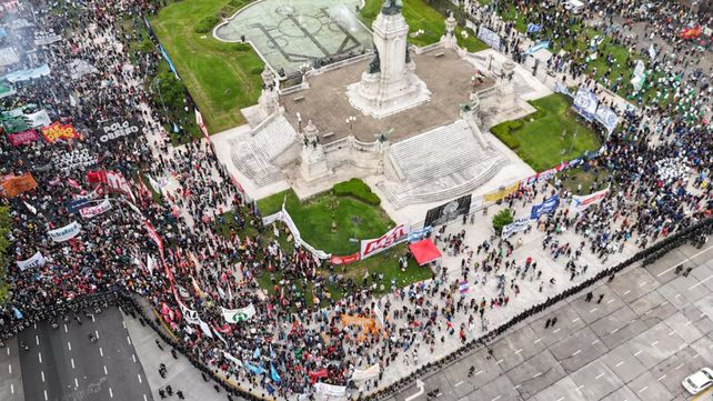 Destrozos y enfrentamientos entre la policía y los barras bravas en la marcha por los jubilados al Congreso