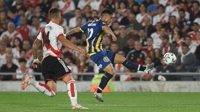 Lautaro Giaccone saca el remate y convierte ante River