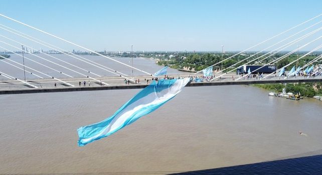 El Foro por la Recuperación del Paraná realizó un banderazo en el puente Rosario-Victoria.