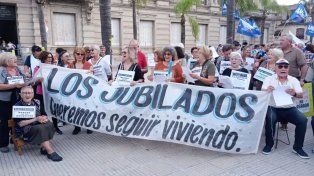 Nueva marcha de los jubilados en Santa Fe: Nos están quitando lo que es nuestro