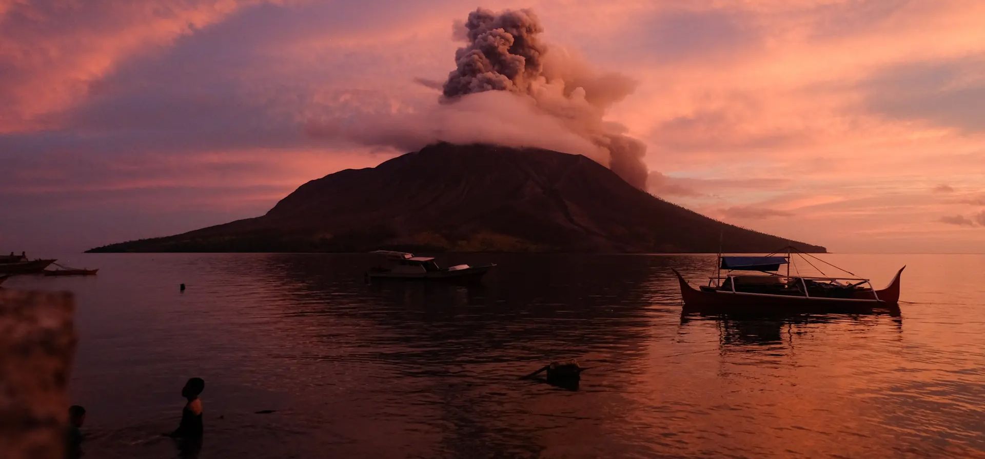 El volcán Monte Ruang entra en erupción en Sitaro, Sulawesi Septentrional, Indonesia. Fotografía: AFP/Getty Images El volcán Monte Ruang entra en erupción en Sitaro, Sulawesi Septentrional, Indonesia. Fotografía: AFP/Getty Images