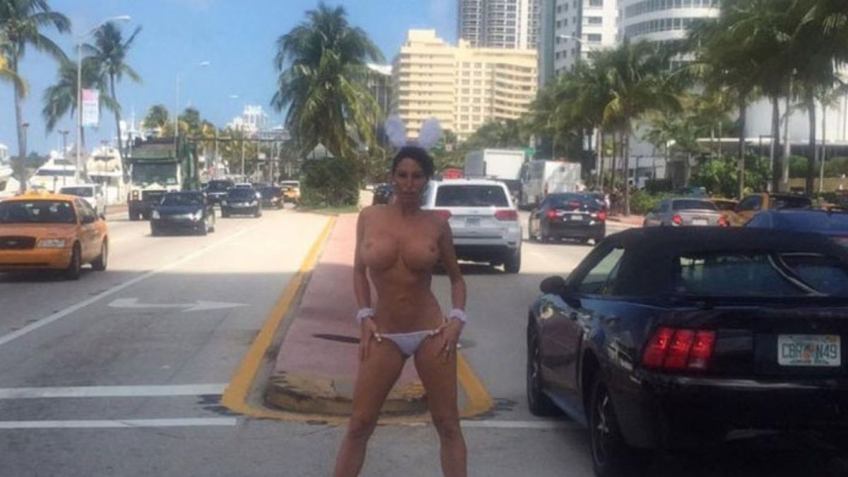 Victoria Xipolitakis se pasea desnuda por las calles de Miami