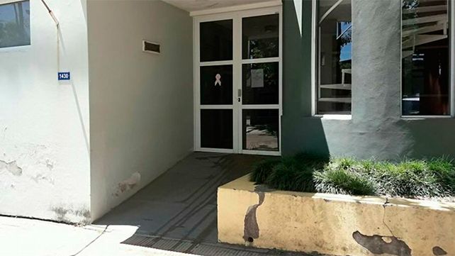 Se hartó y tiró un balde con excremento en la Municipalidad