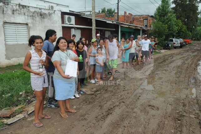 Vecinos de Villa del Parque continúan manifestándose en Av. Perón y Pasaje Irala