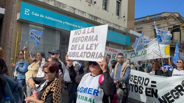 La Intersindical en Defensa del Sistema previsional concentró en plaza de Mayo y marchó hacia Casa de Gobierno en defensa d ela Caja de Jubilaciones