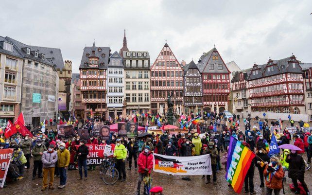 Marcha celebrada el lunes de Pascua en la plaza Roemerberg, Hessen, Frankfurt. La gente se manifestó contra el comercio de armas.
