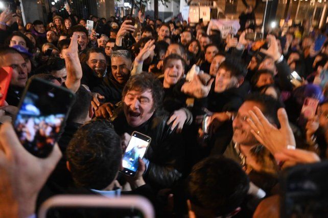 Milei salió del edificio de calle Paraguay a la noche.