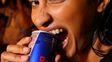 Denunció que empezó a perder la vista tras ingerir 28 latas de Red Bull por día