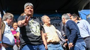 Pablo Moyano presente en el acto por el 17 de octubre en la Plaza de Mayo, donde finalmente no habló en el escenario.
