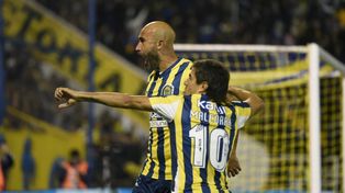 Quintana y Malcorra, los que firmaron la victoria, festejan con los hinchas canallas.
