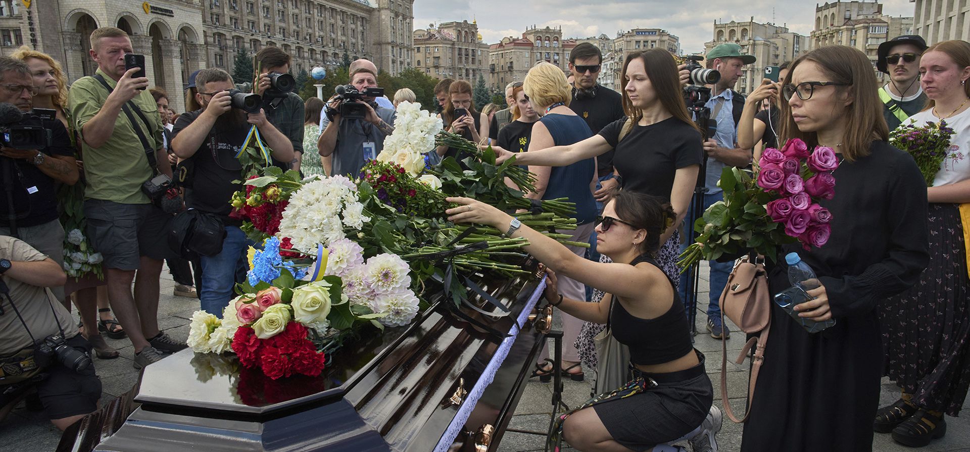 Compañeros y amigos depositan flores en el ataúd de Victoria Roshchyna, de 27 años, periodista ucraniana que informó sobre la invasión rusa de Ucrania y murió en cautiverio ruso, durante la ceremonia fúnebre en la Plaza de la Independencia en el centro de Kiev, Ucrania, el viernes 8 de agosto de 2025. (Foto AP/Efrem Lukatsky) Compañeros y amigos depositan flores en el ataúd de Victoria Roshchyna, de 27 años, periodista ucraniana que informó sobre la invasión rusa de Ucrania y murió en cautiverio ruso, durante la ceremonia fúnebre en la Plaza de la Independencia en el centro de Kiev, Ucrania, el viernes 8 de agosto de 2025. (Foto AP/Efrem Lukatsky)