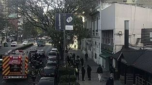 Fuego en una parrilla del centro de Rosario: susto y bomberos en la previa a abrir.