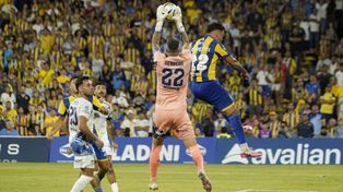 Guido Herrera descuelga una pelota en el primer tiempo. Con poco, Central hizo figura al arquero de Talleres, sobre todo hacia el final.&nbsp;