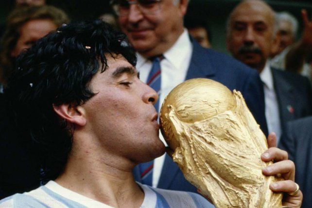 El oro y el barro. Diego besa la Copa del Mundo en México 86. El mejor jugador argentino llegó a la gloria.