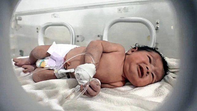Rescatan a bebé que nació bajo los escombros en terremoto en Siria
