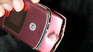 Brasil: le dispararon a una joven pero sali&oacute; ilesa porque la bala peg&oacute; en su celular