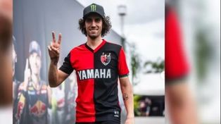 Alejandro Rins, piloto nacido en Barcelona, lució una icónica camiseta de Newells.&nbsp;