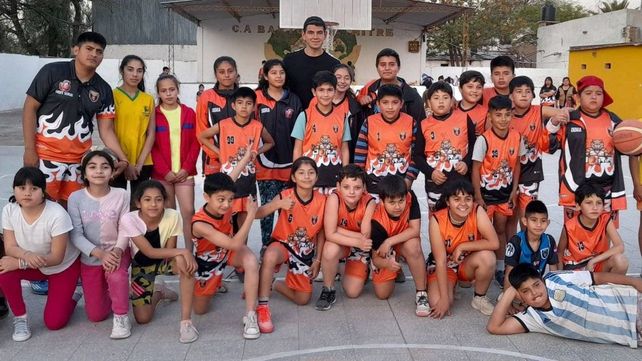 Gabriel Deck posa junto a los chicos en el club Mitre de Colonia Dora antes de jugar y divertirse junto a ellos.