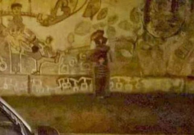 La imagen que se viralizó en las redes de la zona del supuesto niño fantasma. (Foto Informados Diario)