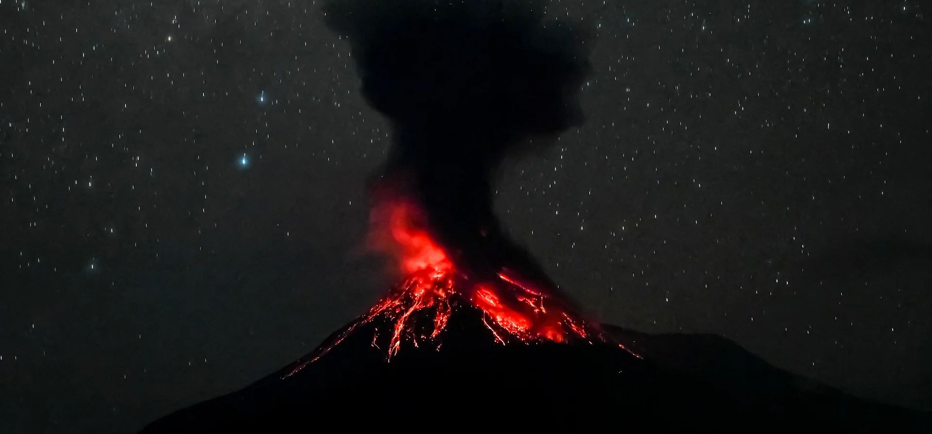 El monte Lewotobi Laki-Laki entra en erupción visto desde el pueblo de Pululera, Indonesia. Fotografía: Arnold Welianto/AFP/Getty Images El monte Lewotobi Laki-Laki entra en erupción visto desde el pueblo de Pululera, Indonesia. Fotografía: Arnold Welianto/AFP/Getty Images