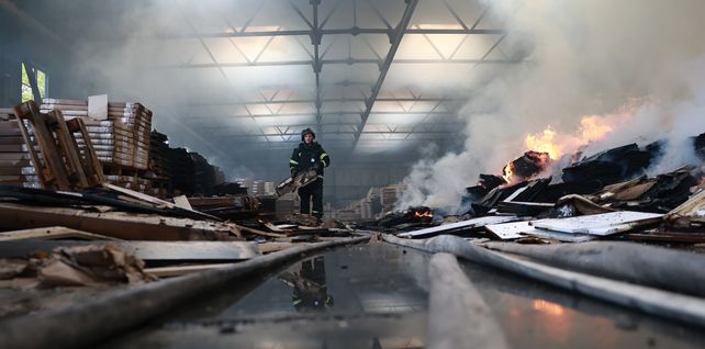 Equipos de rescate extinguen un incendio en una fábrica de muebles dañada por el impacto de un dron ruso en Zaporiyia
