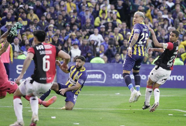 Garra charrúa. Mallo anota en el clásico luego del rebote que dio Macagno en el tiro libre de Malcorra.