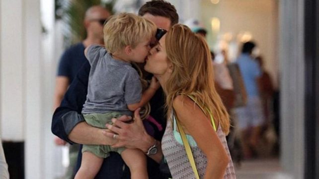 Noah tiene 3 años y se encuentra acompañado por sus padres Luisana Lopilato y Michael Bublé.