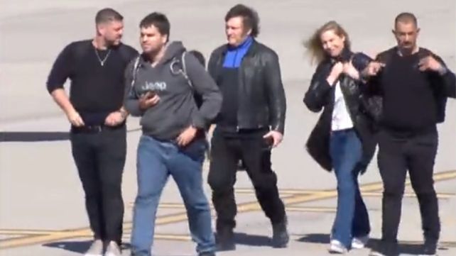 Javier Milei desembarcó con su comitiva en el aeropuerto de Fisherton.