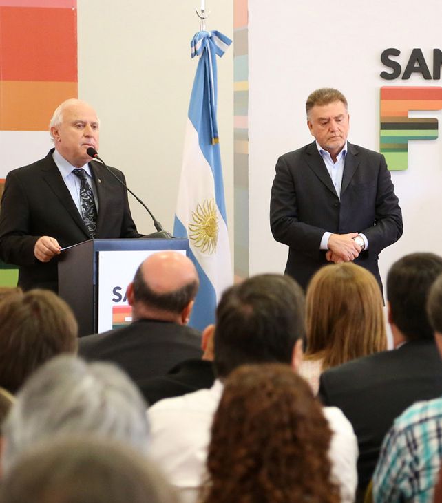 Rúbrica. Lifschitz firmó el acuerdo con Amaya