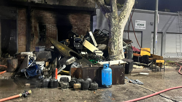 Los elementos que tuvieron que retirar los bomberos para poder ingresar al depósito incendiado. 