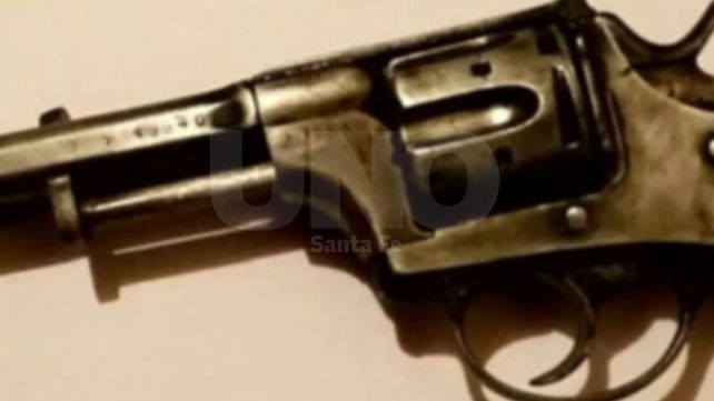 Dos delincuentes fueron detenidos con un arma de guerra, bidones de nafta y abultados cheques Dos delincuentes fueron detenidos con un arma de guerra, bidones de nafta y abultados cheques