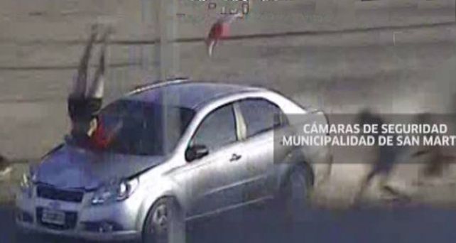 Robaron un auto, escapaban de la policía y atropellaron a una madre con su hija