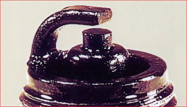 Si tienen un aspecto aceitoso y pegajoso, significa que hay una fuga de lubricante en el motor.