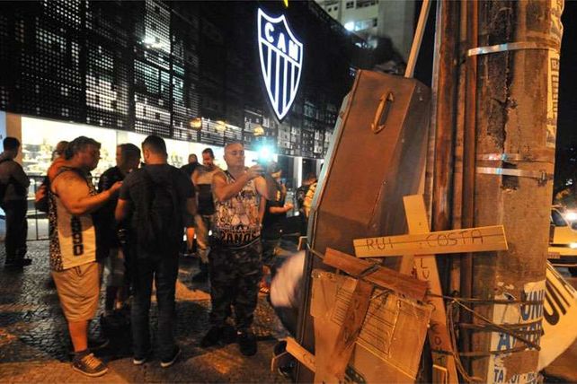 Los hinchas de Atlético Mineiro le organizaron un velorio al plantel