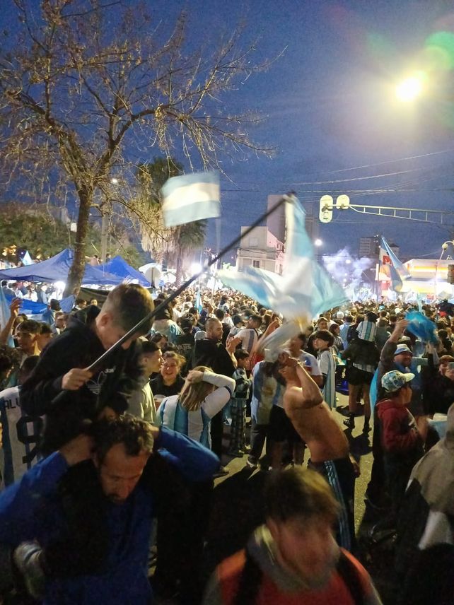 Santa Fe volvió a desatar una fiesta tras el histórico triunfo ante Inglaterra: miles de hinchas coparon las calles de la ciudad